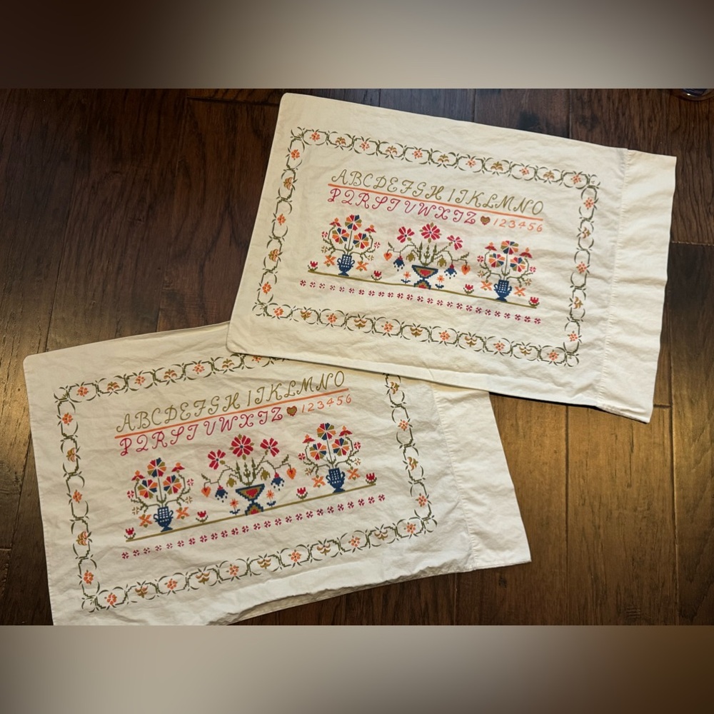 Vintage Pair of Fieldcrest standard pillowcases in the American Sampler pattern